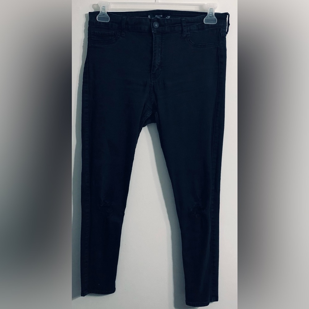 Hollister women’s crop high rise Skinny three pockets  jeans black. 15/W32